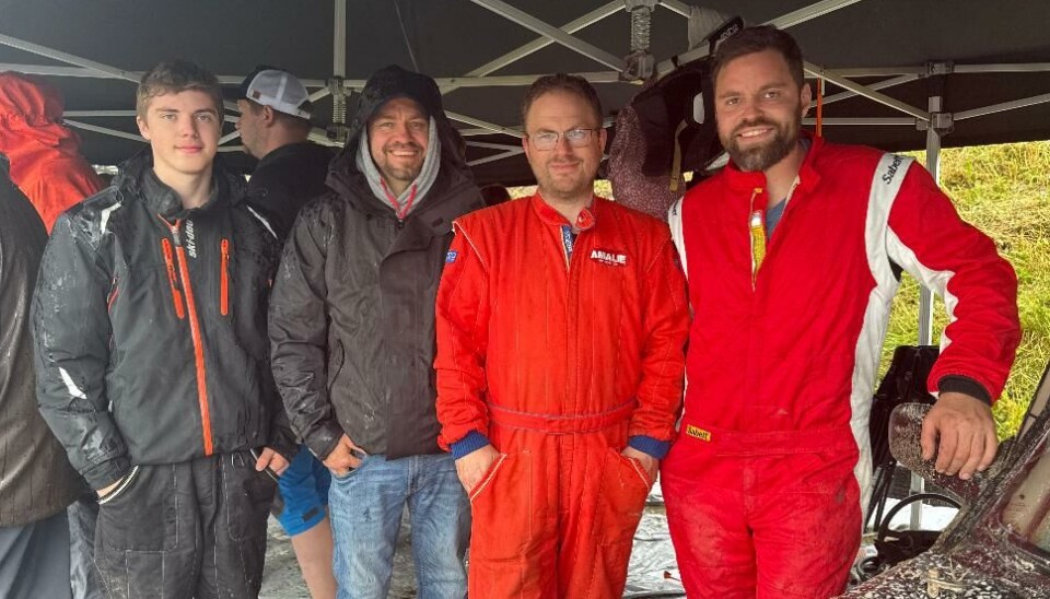 Markus Aune, Kristian Stinus Holden, Svein Arild Ørsal og Frank Røen deltok i junior- og senior-klassen under bilcrossløpet søndag. Fire gutter/menn ved en bilcrossbil.