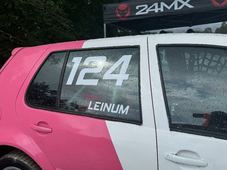 Vakre detaljer. Marte har designet bilen selv til minste detalj. Nummeret 124 og bokstavene Marte LEINUM i folie er klistret på bakruta i en golf som er malt rosa og hvit.