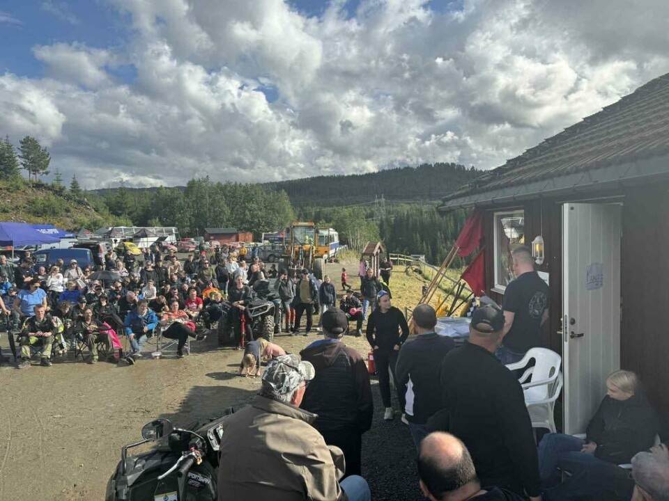 Mange mennesker, telt, kjøretøy