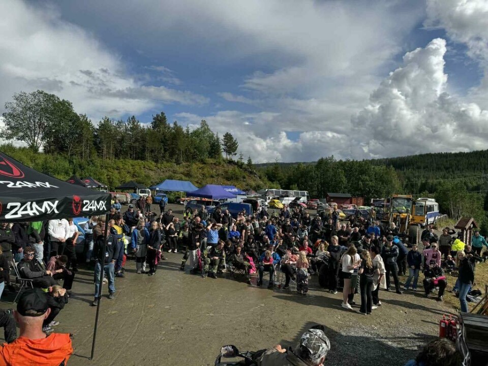 Mange mennesker, telt, kjøretøy