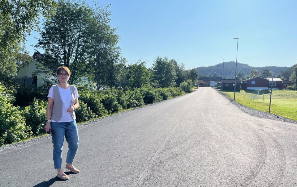 Sjukeheimsvegen er nyasfaltert, og ordføreren ønsker at flest mulig bruker denne vegen når de besøker legesenteret og helsetunet. Ei dame på en nyasfaltert veg.