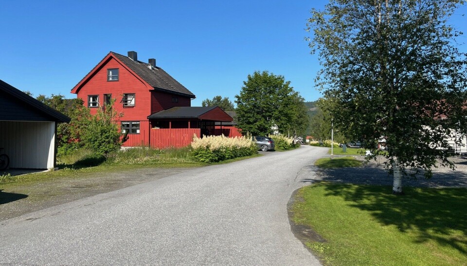 Husa ligger tett inntil vegen i Aldersheimsvegen. En veg gjennom et boligområde.