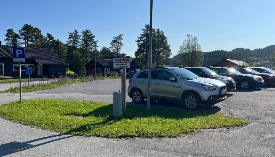 Parkeringsplassene i enden av Aldersheimsvegen er forbeholdt ansatte og besøkende ved Rindal helsetun. En parkeringsplass.