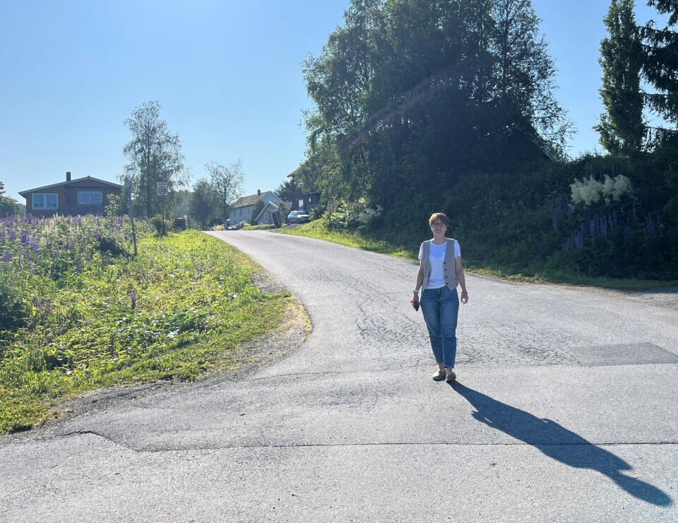 Denne vegen bør forbeholdes biltrafikk til boligene Aldersheimsvegen og Ringvegen, og til helsetunet. Ei dame som står i et vegkryss.