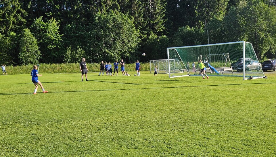 Her settes straffesparket rett i krysset, utagbart for keeper.