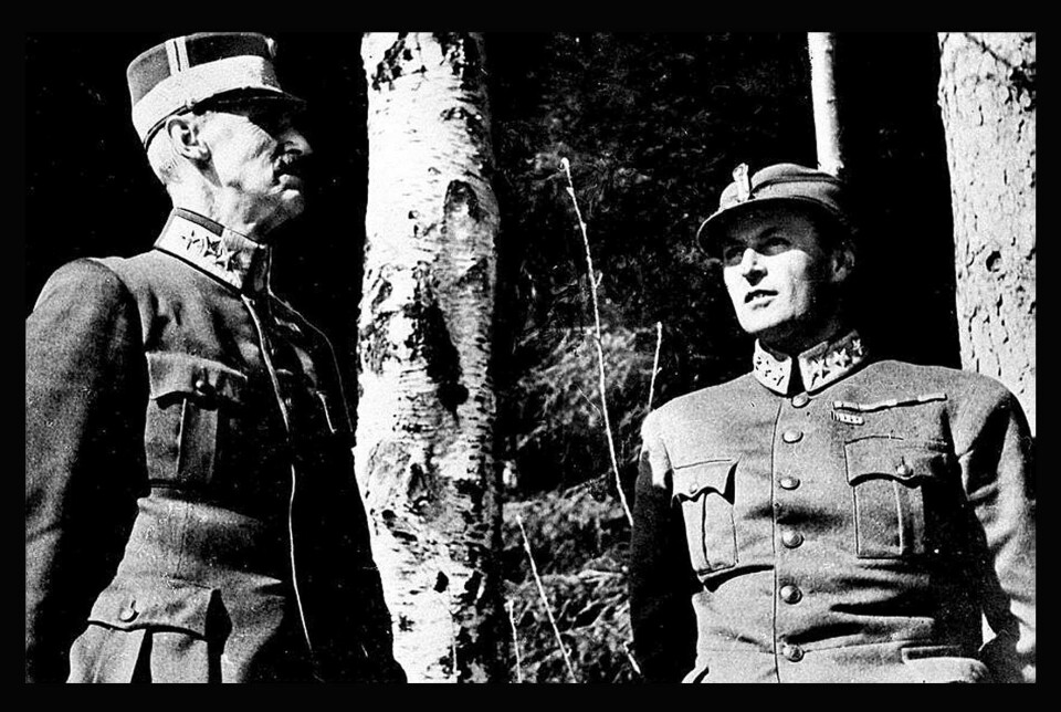 Frå Molde kom kong Haakon og kronprins Olav til Gjemnes – men returnerte. Slik minnest vi biletet på Bøfjorden skule av dei to ved «kongebjørka».
