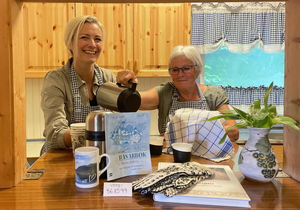 Kjøkenluka byr alltid på kaffe med godt attåt - på jubileumsdagen endatil bacalao. Det er salget av kaffe, mat, lodd og medlemskort som skaffar midlar til drifta av museet. To damer på et kjøkken på et forsamlingshus.