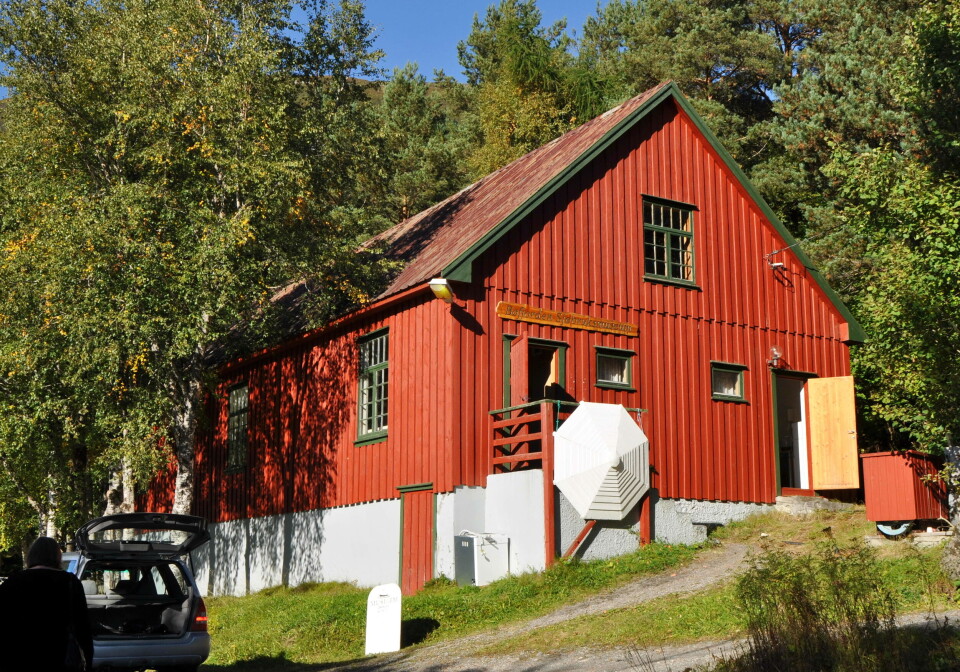 Sjøbruksmuseet: Det gamle ungdomshuset frå 1934 har sia 1995 vore Bøfjorden Sjøbruksmuseum. På bacalaodagen høver det godt at toppflaken frå eit kleppfisklad heng på trappa! Et eldre trehus.
