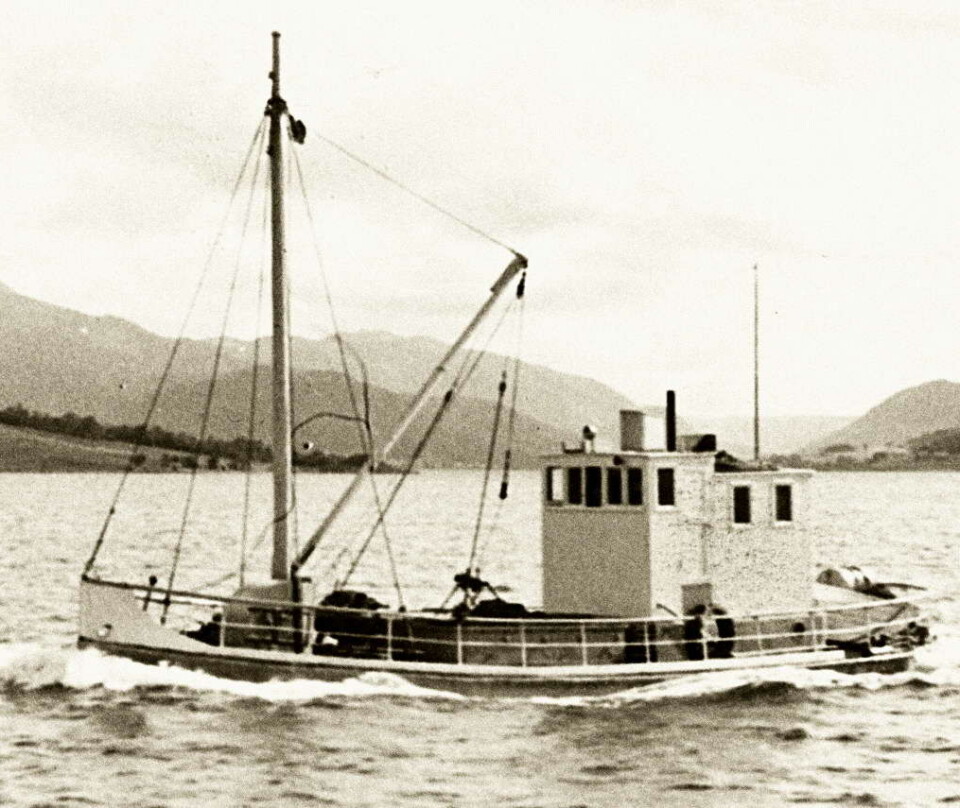 Sandfrakting prega Bøfjorden i mange år. Her kjem «Sluk I» søkklasta frå Surna på veg til Kristiansund. Gamelt bilde av en tungt lastet liten fraktebåt.