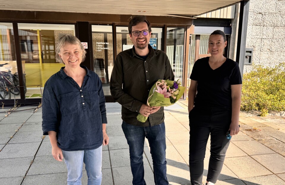 Surnadals nye kommuneoverlege Håkon Furu, flankert av Oddrun Persdotter Fiske frå Miljøretta helsevern og Ann-Elin Stenberg, einingsleiar ved Helse og familie. En mann og to kvinner, oppstilt for fotografering.