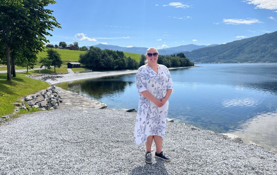 Kalkstranda ble 'friskmeldt' med utmerket vannkvalitet til denne finværsperioden. Da Trollheimsporten møtte Annett Ranes var det enda tidlig på formiddagen og 17 grader i lufta, så det var ikke mye folk på stranda enda. Men her kommer det til å bli folksomt i løpet av dagen. Ei dame i sommerkjole ved ei badestrand.