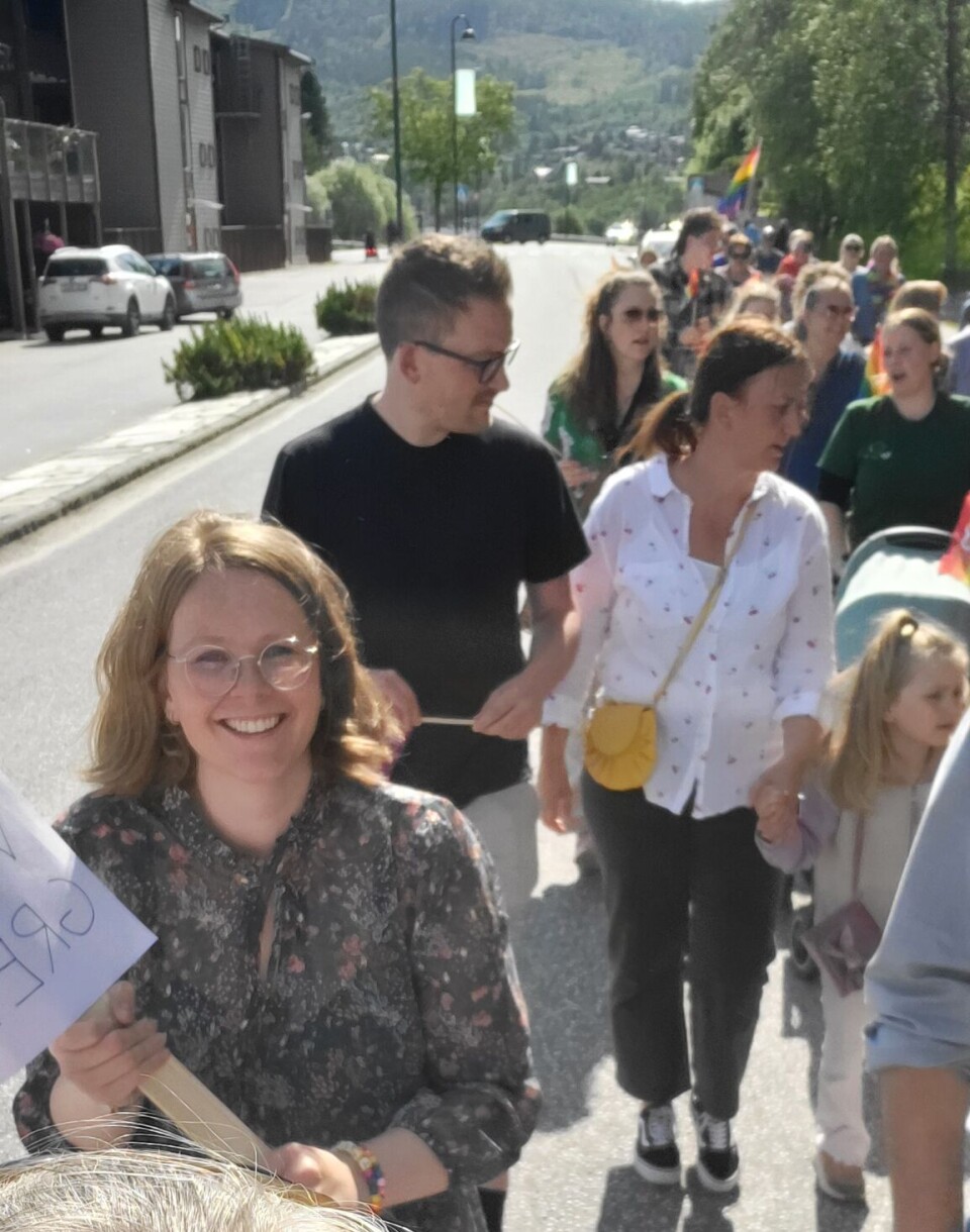Siv Torvik i Pride-toget. Et Pride-tog.