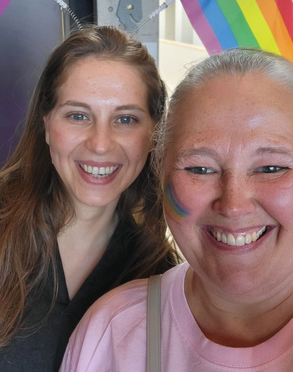 Annett sammen med Yana Smelyk under Pride-feiringen. To damer på en selfie, med Pride-flagget i bakgrunnen.