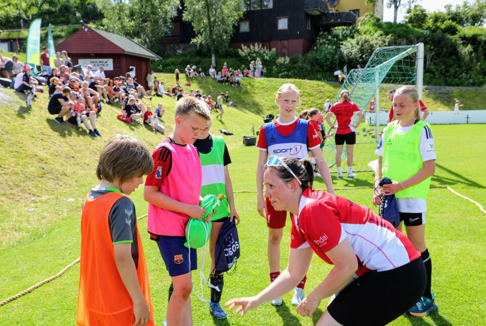 5 barn mottar grønne poser.
