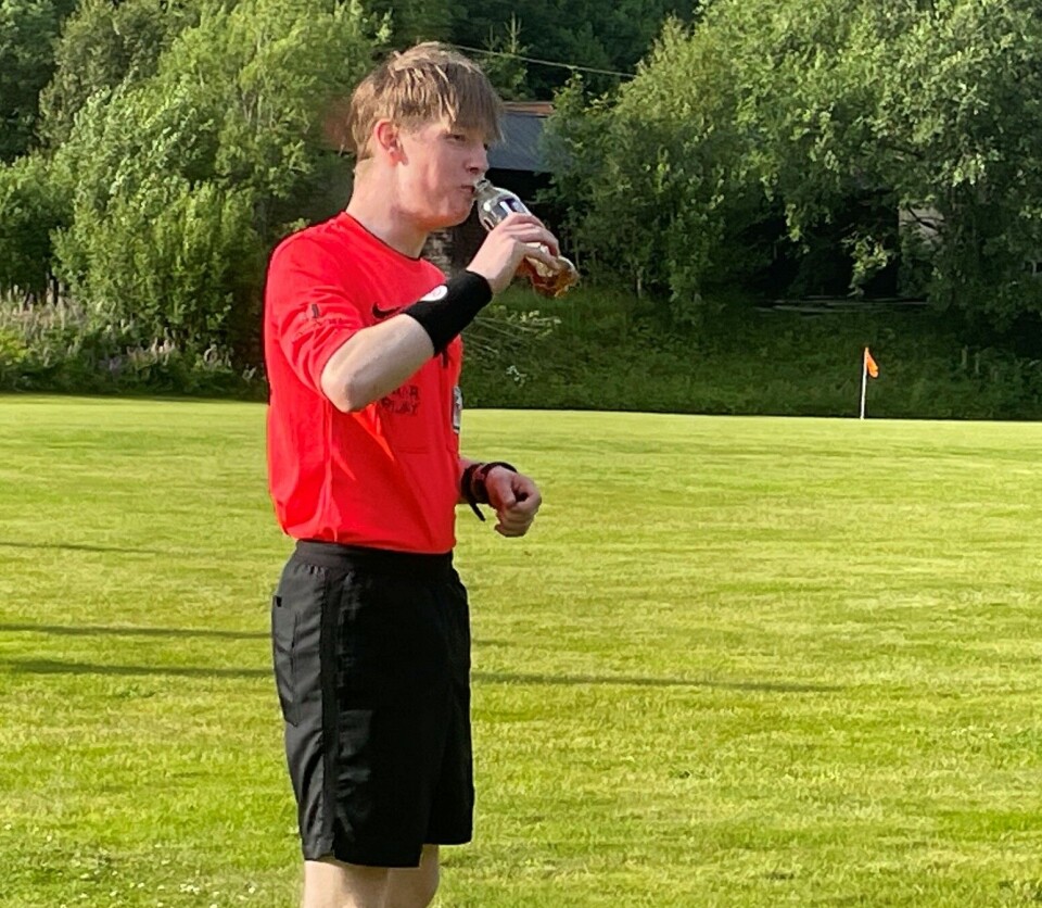 Kampen gjekn i skikkeleg sommartemperatur. Også dommar Øystein Lysø hadde behov for drikke i «vatningspausen» midt i andre omgang. En fotballdommer som drikker vann.