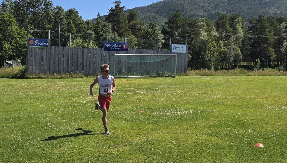 Olav Fugelsøy mot mål. En man i idrettslagsdrakt som løper over ei gressslette.