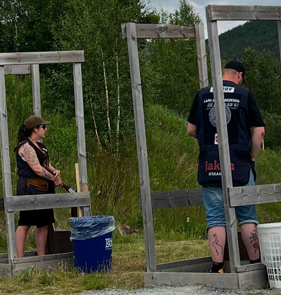 Liv Jenny Henden Bredesen og Lars Arne Bredesen på jubileumskyting. To skyttere på jegertrap.