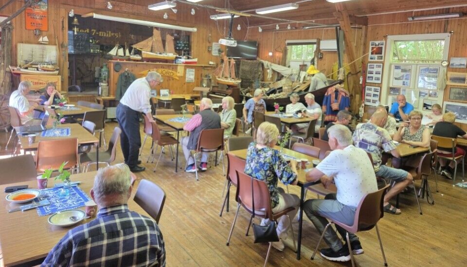 Bra med folk på tretti-årsjubileum Et museumslokale med mye folk.