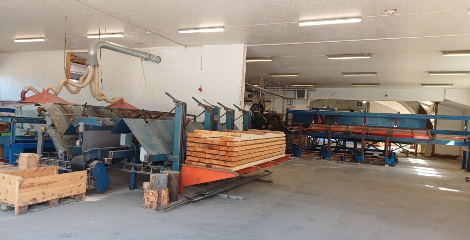 Produksjonslokaler. Maskiner inne på en fabrikk.