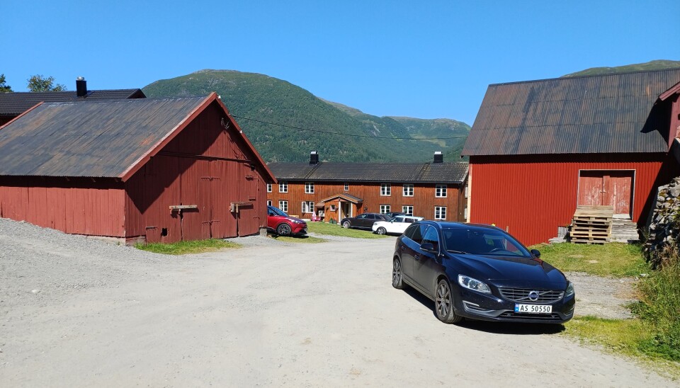 Tunet på Staknes Gård. Et gårdstun.