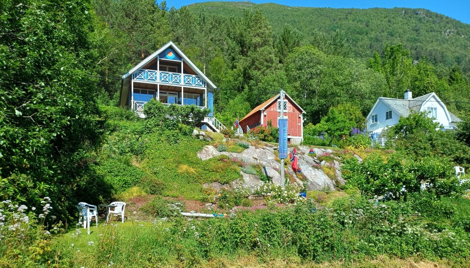 Atelier Fjordblå ved Haugstua i Bøfjord. Et blått hus.