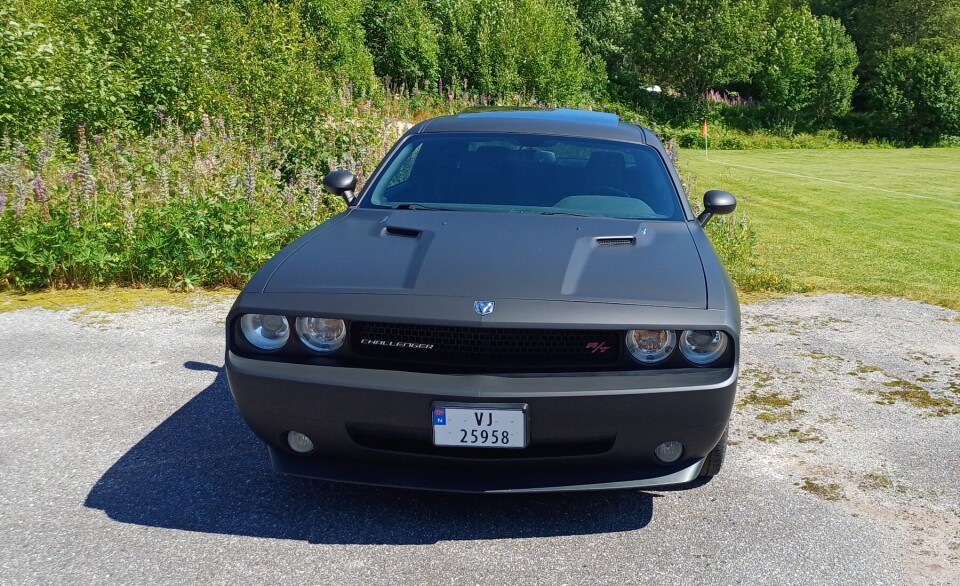 Dodge Challenger oser av krefter. En Dogde Challenger.