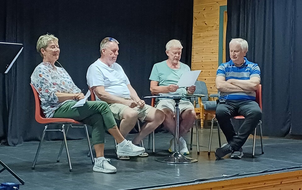 Grete Husby Settemsdal, Ola Bøe, Arnfinn Nessæter og Steinar Hasselø. Fire personer som sitter på stoler på en scene.