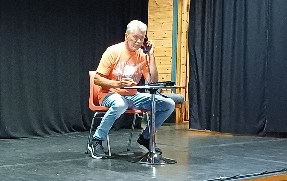 Tor Rovik med sketsjen språkforvirring. En mann på en scene.