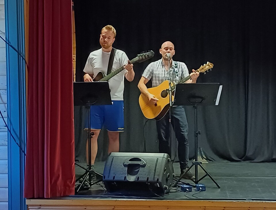 Lars Settemsdal og Petur Petersen. To menn som spiller gitar og synger på en scene.