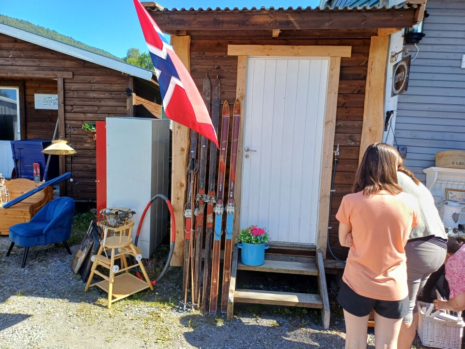 Gamle treski til salgs. Gamle treski utstilt utenfor en bod.