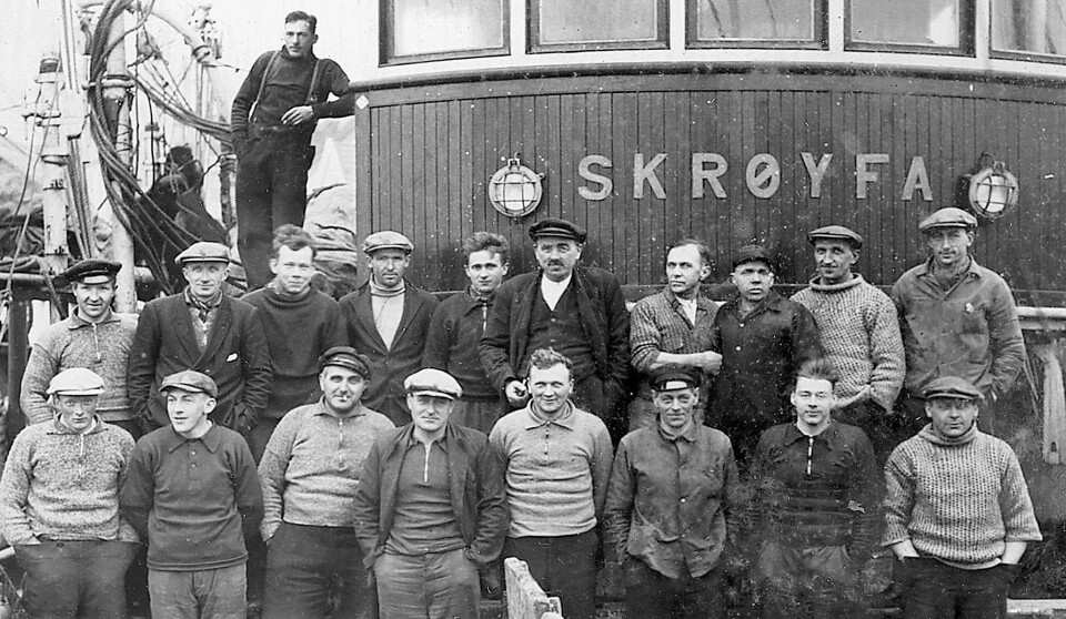 DS «Skrøyfa» var bygd i 1915 berre 40 meter nedafor det noverande sjøbruksmuseet. På dette litt seinare biletet er 8 av mannskapet frå Bøfjorden. Gammelt bilde av mannskapet på en båt.
