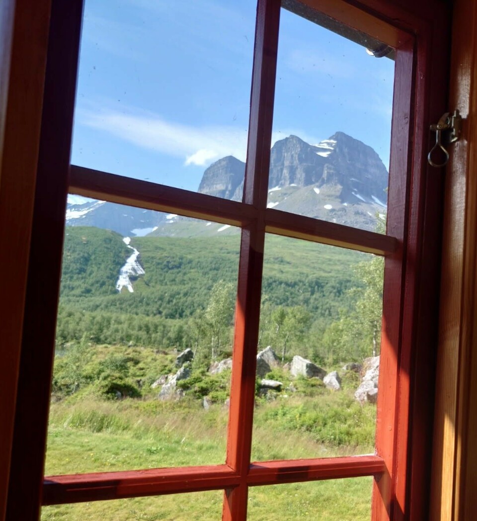 Skarfjellet, sett fra Innderdalshytta. Et fjell, sett gjennom et vindu.