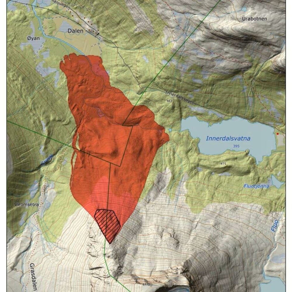 Bildet viser resultatet fra modellering av mulig utløp fra et fjellskred fra det ustabile fjellpartiet. Sunndal kommune og NVE fraråder sterkt ferdsel innenfor området (markert i rødt), og ber alle lokale i området om å tipse turister og andre. Et kart.