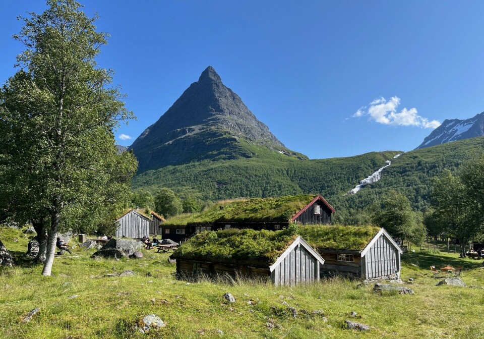 Renndølssetra og Innerdalstårnet, tirsdag 8. juli. Dette området blir ikke berørt av skredaktiviteten. Ei seter og et fjell.