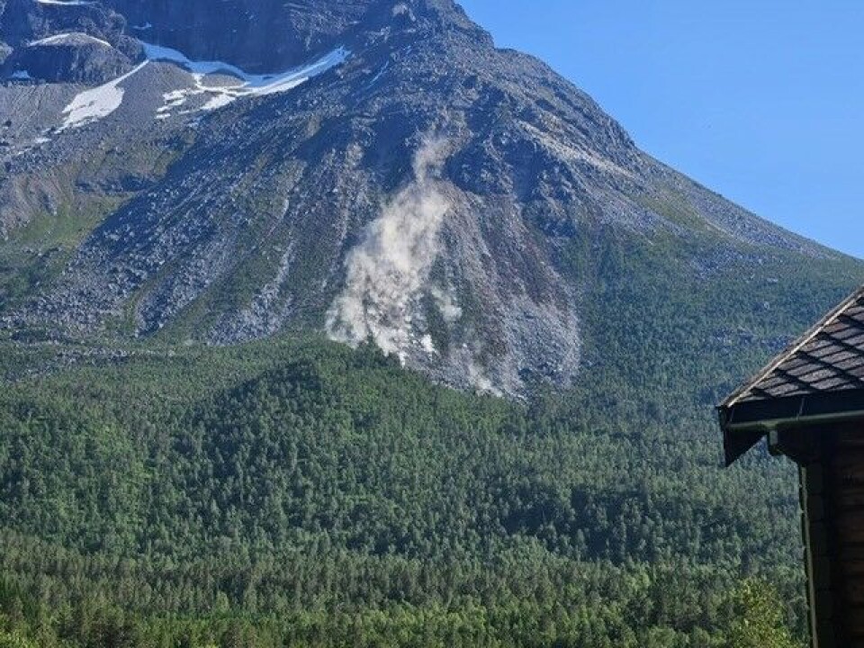 Steinras i Skarfjellet lørdag kveld. Bildet er tatt fra Nerdal. Et steinras i et fjell.