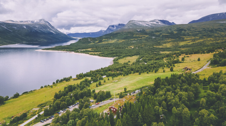 Gjevillvasshytta i Trollheimen. Sommer 2021. Et fjellandskap ved et vann.