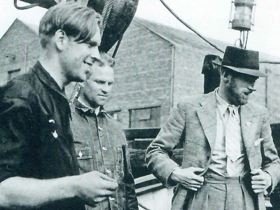Jim Musters (t.h.) saman med Simon Fjell og Olav Martin Leirvåg ombord i Shetlands-skuta «Lady» før krigsekspedisjon til Norge i mai 1940. Et gammelt bilde av tre menn.
