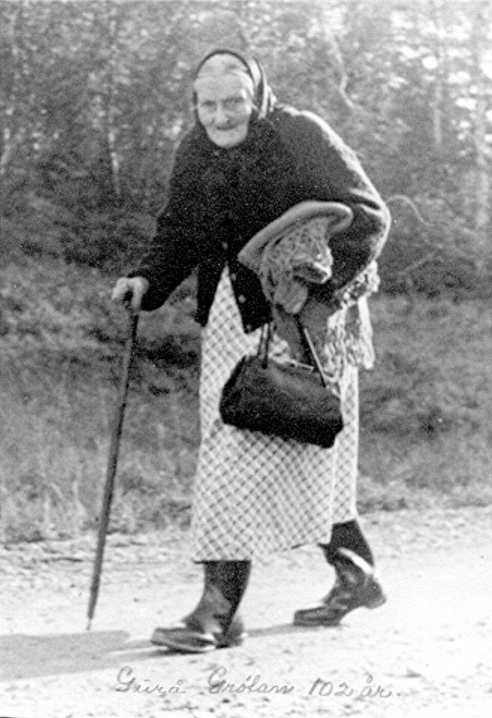 102 år gamle Guro Grøtan til fots frå Settemsdalen til Betna i 1951. Gammelt bilde av ei gammel kone.