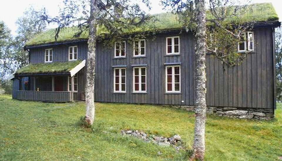 Familiedag på Vaulen er UTSATT til 31. august! Et gammelt trehus med torvtak.