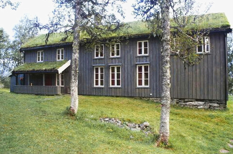 Familien Musters åtte markagarden Vaulen i mange år. Et gammelt trehus med torvtak.