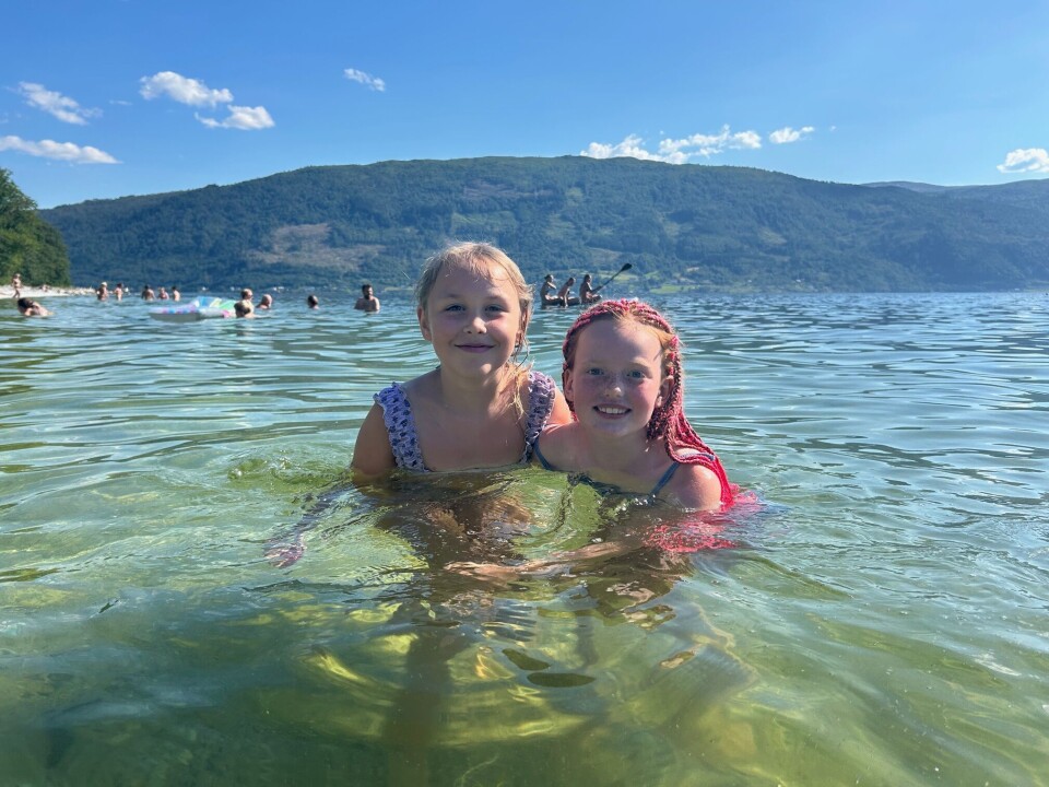Tuva og Ingrid er venninner og elsker å bade To jenter i vannet