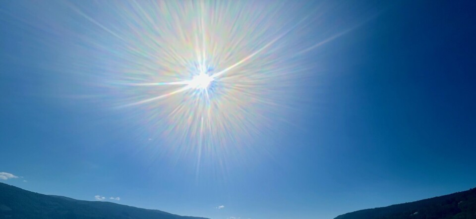 34,6 grader målt på Sylte torsdag Sol som skinner over fjord og blå himmel, folk på stranda