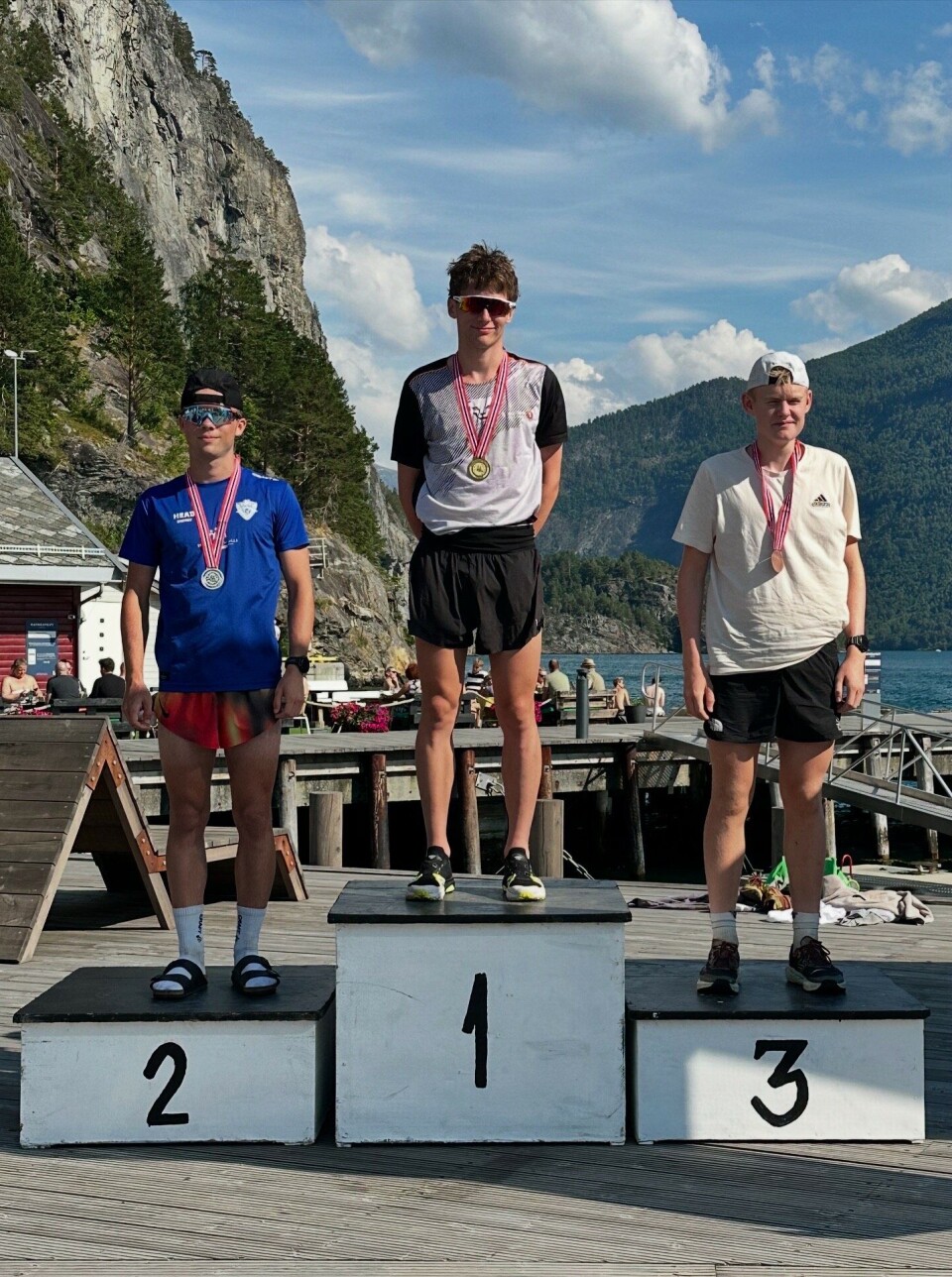 tre gutter på pall