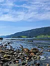 Fjæresteiner i en fjord.
