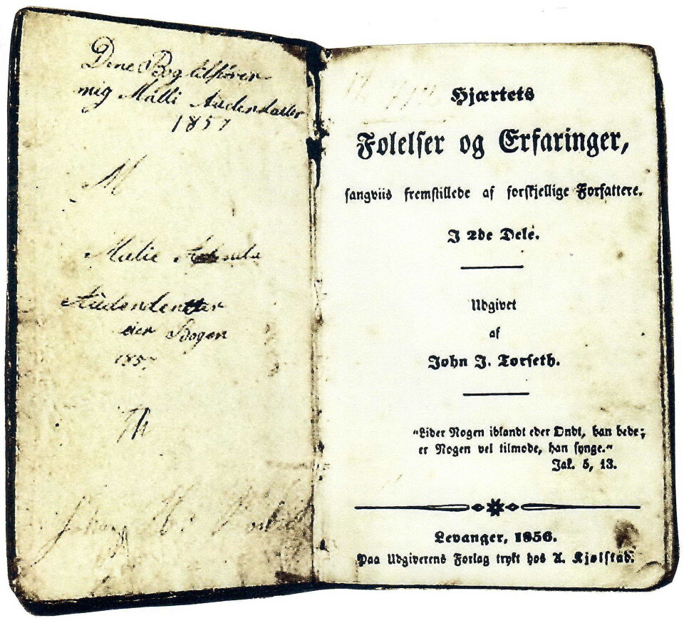 I samlinga «Hjærtets Følelser og Erfaringer» skreiv Jo Tørset (Sengen) heile 52 salmar. Et bilde av tittelsida i ei gammel bok. Det er også skrevet noe (uleselig) med håndskrift på sida ved tittelbladet.