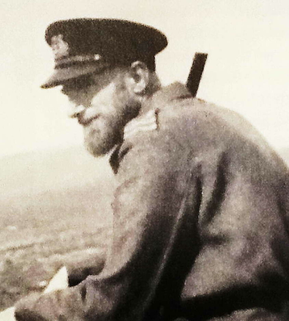 Marineløytnant Jim Musters er kanskje lite kjent for sin krigsinnsats. Et gammelt svrt/hvitt-bilde av en mann i uniform. Han støtter seg mot noe og skuer utover. Man ser ikke bakgrunnen.