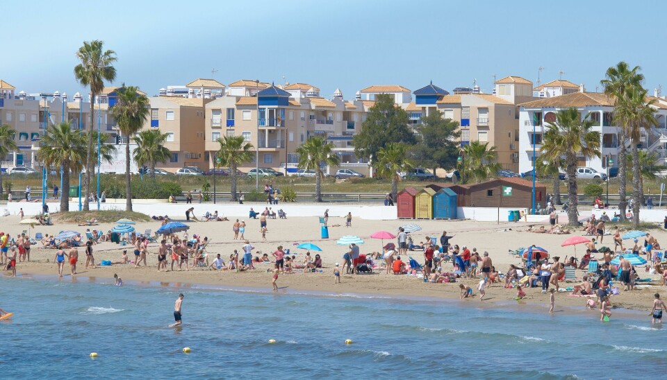 Det er viktig å ikke etterlate verdisakene sine på stranda uten tilsyn, understreker forsikringsselskapet If. Solbriller, mobiltelefoner, dyre merkevesker og merkeklær er attraktive å stjele. strand med mange badegjester