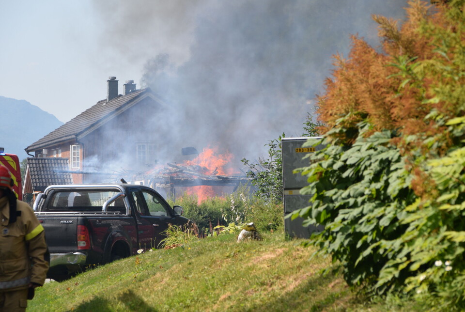 Fjøset er helt nedbrent. En mindre bygning i brann. Mye røyk.