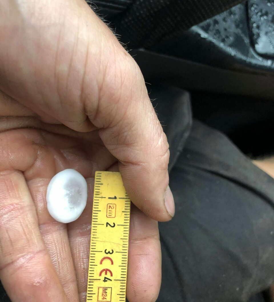 Haglene var opptil 2 cm lange. stor haglbit med målebånd som viser 2 cm