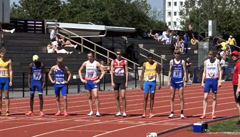 Magnus Øyen før start, midt i bildet. løpere på startlinje